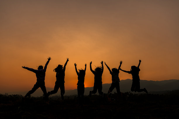 一群快乐的人在夏天的夕阳下玩耍图片下载