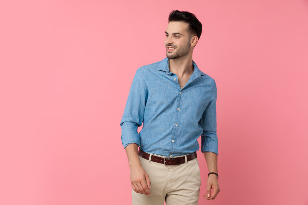 年轻时尚的模特微笑并看向一侧图片下载