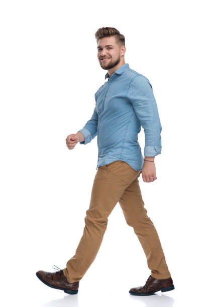 自信休闲男士行走侧视图图片下载