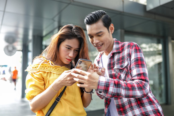 亚洲夫妇观光小镇和自拍图片下载