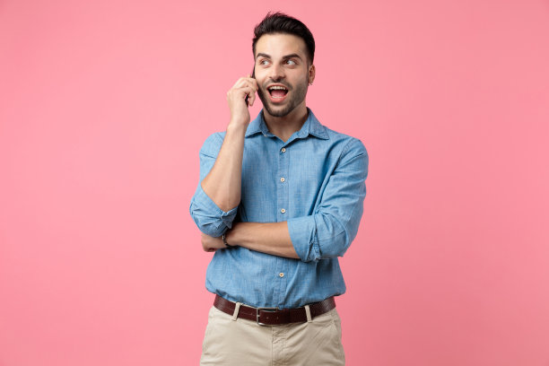 震惊的休闲男子正在打电话图片下载