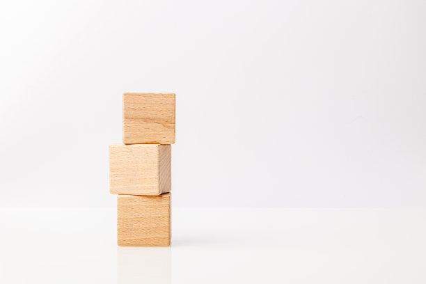 白色背景上的木制立方体图片下载