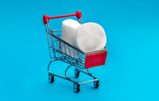 蓝色背景上的棉垫购物车图片下载