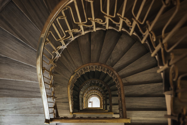 复古木制楼梯的螺旋图片下载