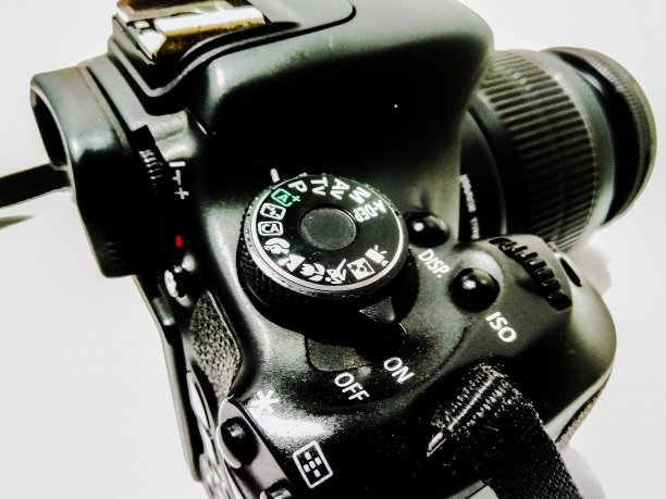 一张单反相机的照片图片下载