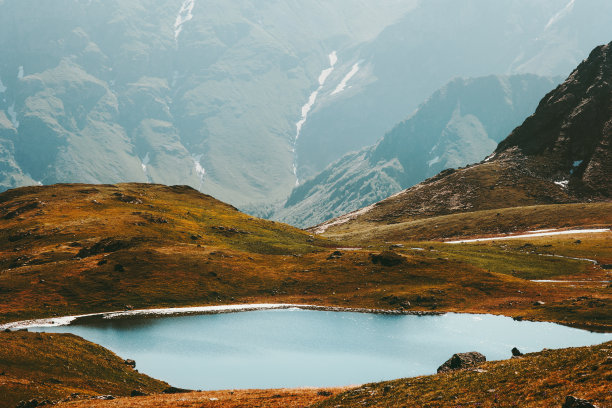 湖在山景观夏季旅游宁静风景鸟瞰图片下载