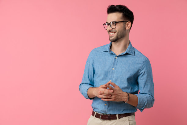 微笑并牵手的年轻休闲男人图片下载