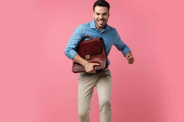 拿着手提箱奔跑的快乐小伙子图片下载