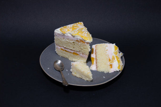 灰色的盘子上有白色奶油和多汁的杏仁，黑色背景上有勺子图片下载