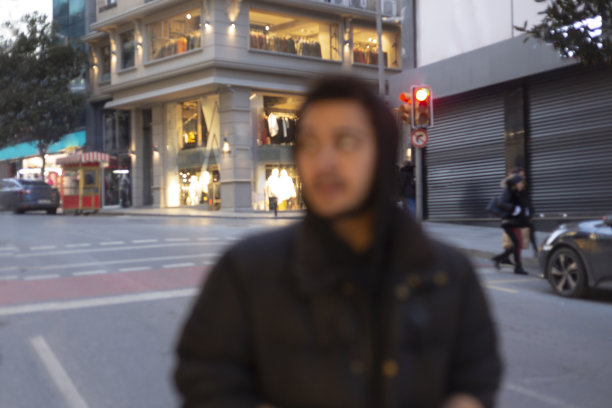 一个表情模糊的年轻人站在街上图片下载