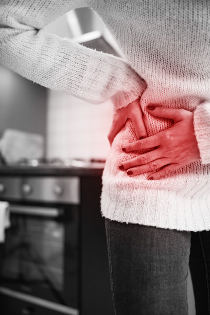 打扫房间、厨房和做家务时受伤。图片下载