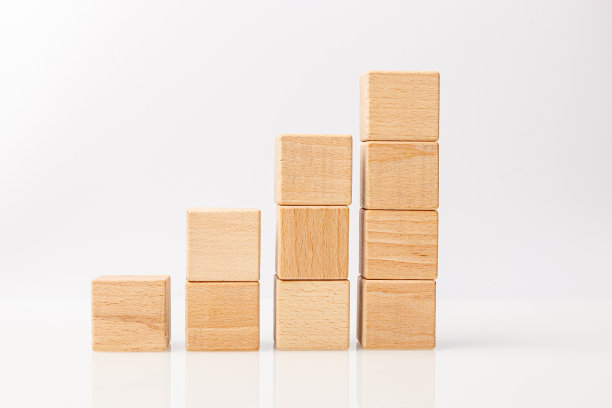 白色背景上的木制立方体图片下载