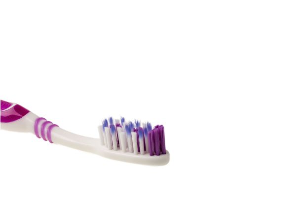 牙刷近距离观察孤立的白色背景。卫生保健的概念。图片下载