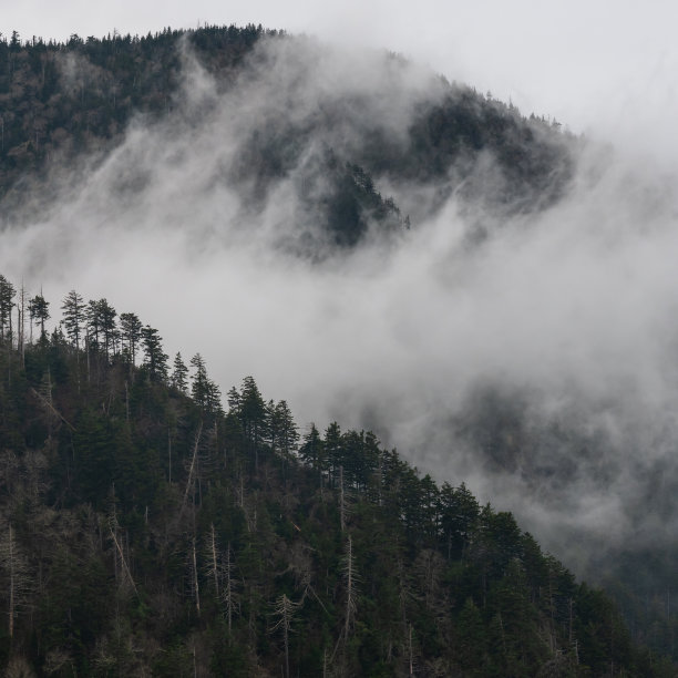 小山脊背光的厚云图片下载