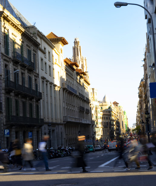 在城市街道上穿过十字路口的人们。图片下载