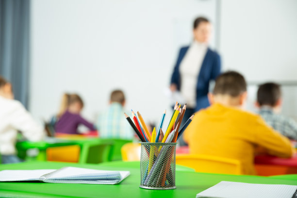 课桌上的彩色铅笔图片下载