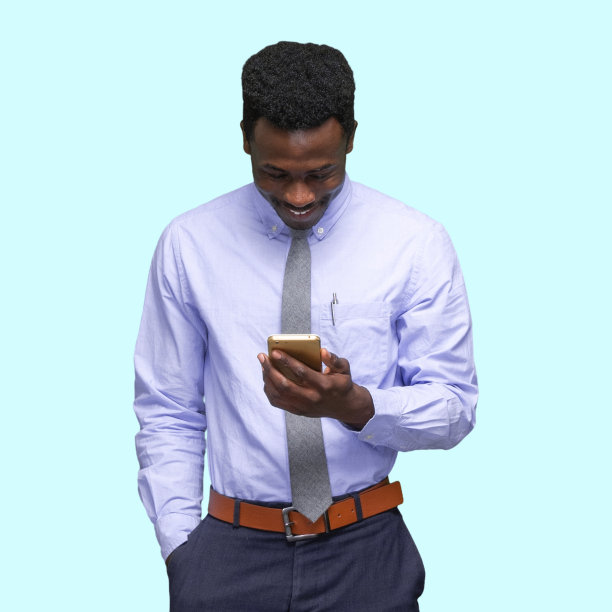 z一代男性商务人士戴着领带，使用智能手机站在白色背景前图片下载