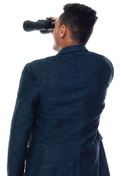 非洲裔男性商务人士穿着商务服，手持望远镜站在白色背景前图片下载