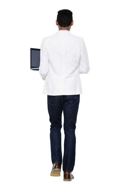 非裔美国人，年轻男性走在白色背景，穿着衬衫和使用电脑图片下载