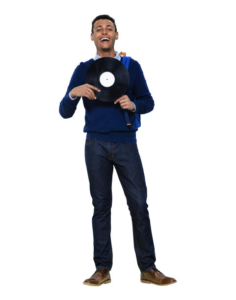 非洲裔年轻男性背着背包站在白人背景前图片下载