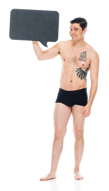 年轻男性穿着内衣站着，抱着思想泡泡图片下载