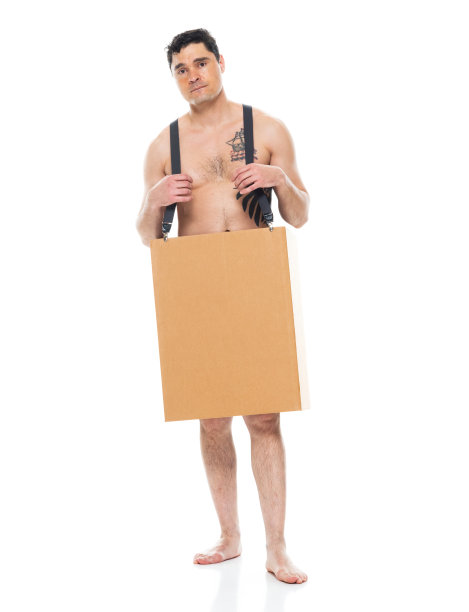 年轻男子站在白色背景前，穿着背带，拿着盒子图片下载