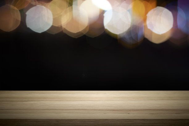 空木桌平台和夜景。图片下载
