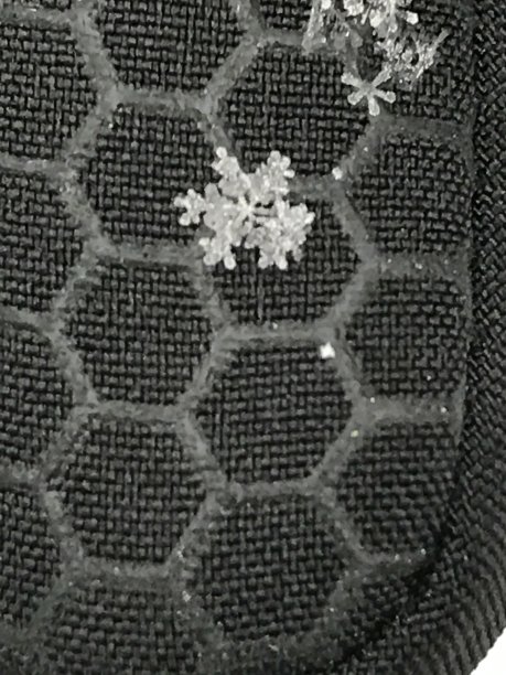 手套上的雪花特写图片下载