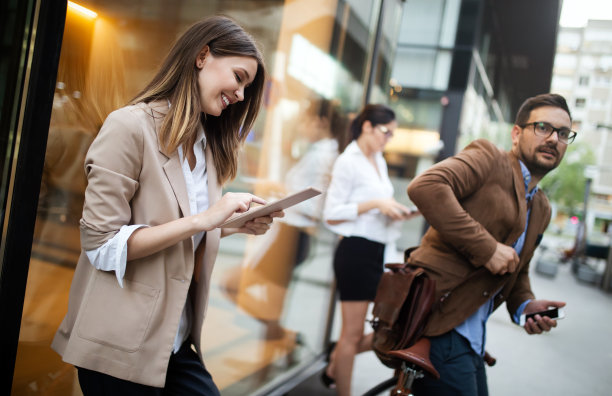 快乐的商业伙伴在城市户外聊天和散步图片下载