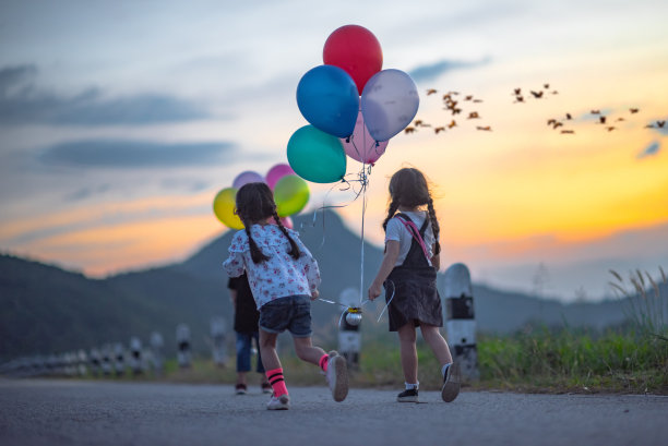 女孩在草地上图片下载