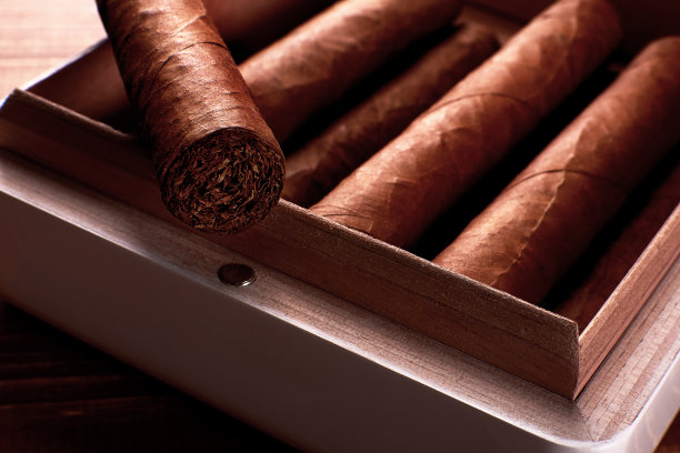 特写照片的一个木箱与古巴雪茄和文字空间图片下载