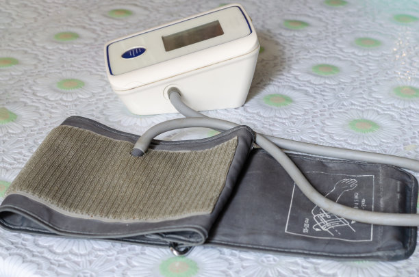 血压计(血压计)放在白色的桌子上。图片下载