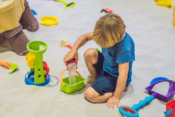 男孩在幼儿园玩沙子，锻炼精细运动能力，创意游戏图片下载
