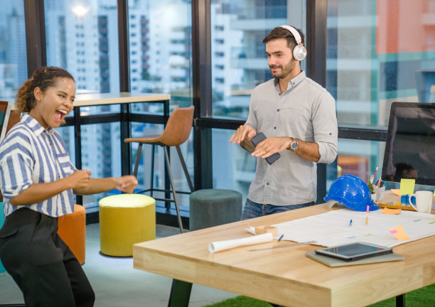 描绘正在放松的年轻亚洲创意人士图片下载