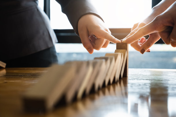 商业风险管理概念团队合作阻止积木倒塌图片下载