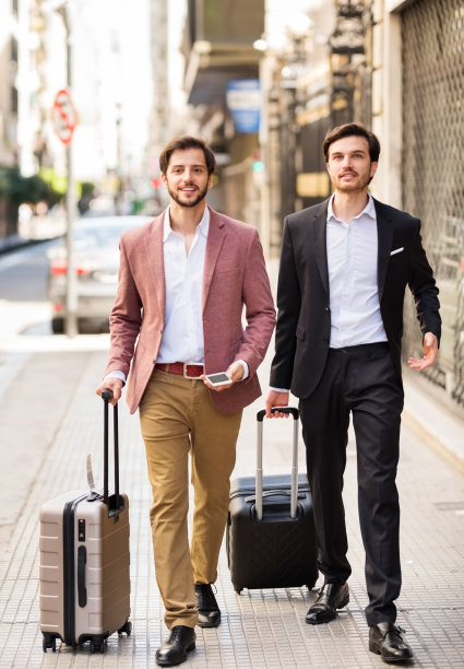 刚出差回来的生意伙伴图片下载