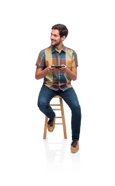 快乐的男人一边发短信一边看图片下载