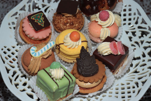 盘子里的圣诞糖果图片下载