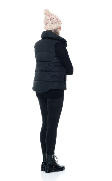 白人女性无袖站在白色背景前戴着针织帽图片下载