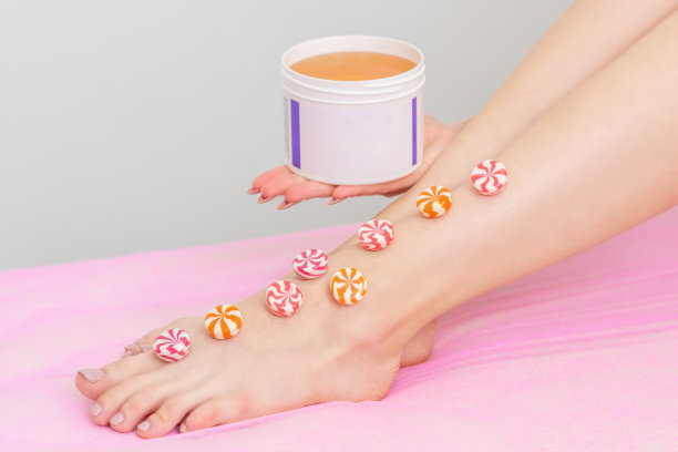 女性腿上的圆形糖果图片下载