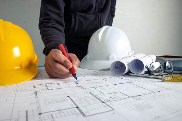 建筑师在办公室设计大楼图片下载