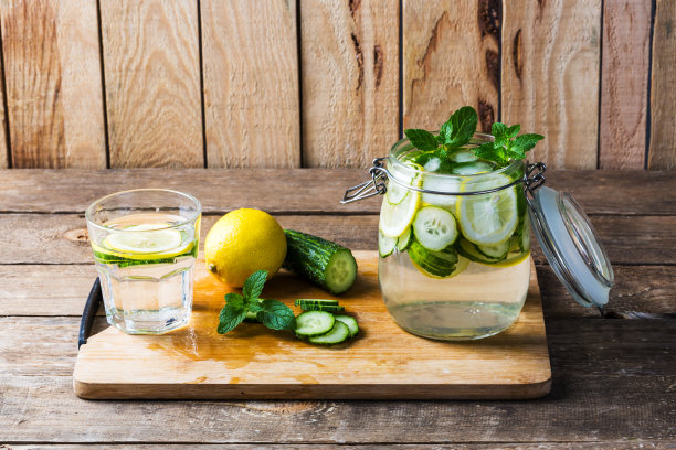 黄瓜水。用黄瓜和柠檬香做的排毒水图片下载