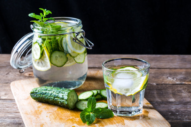 黄瓜水。用黄瓜和柠檬香做的排毒水图片下载