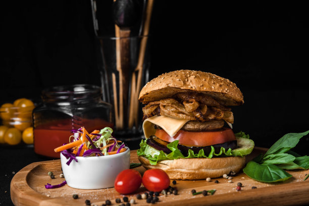 素食汉堡由南瓜和番茄烤西葫芦黑色背景图片下载