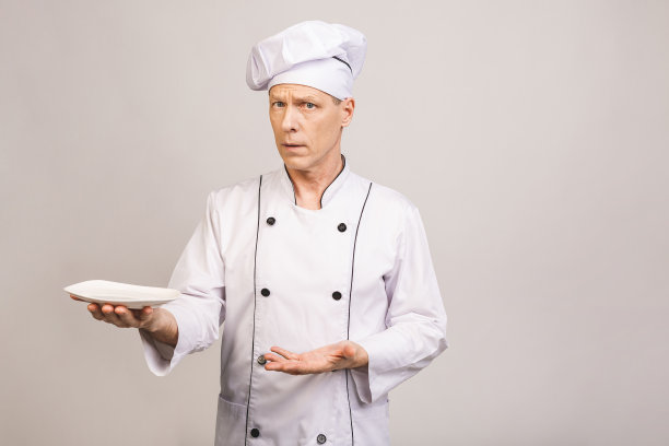 高级厨师手持空盘子的肖像孤立在白色背景上。图片下载