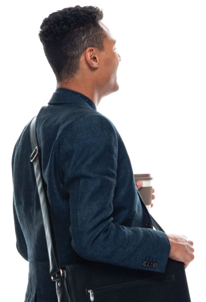 白人背景前的非洲裔男性商务人士，肩包、提包图片下载