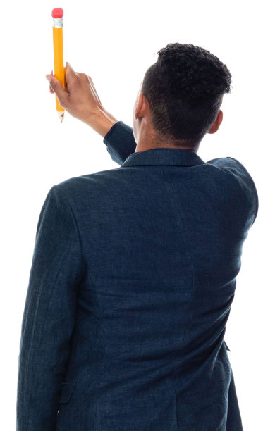 非洲裔男教师穿着衬衫用铅笔站在白色背景前图片下载