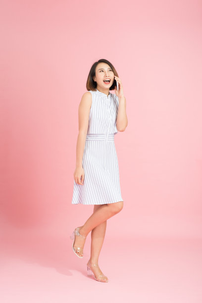 青少年使用手机时歪着头图片下载