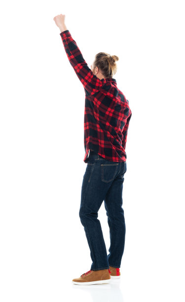 白人年轻男性穿着牛仔裤站在白色背景前图片下载