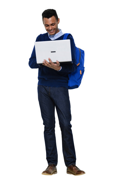非洲裔年轻男性，背着背包，使用笔记本电脑站在白人背景前图片下载